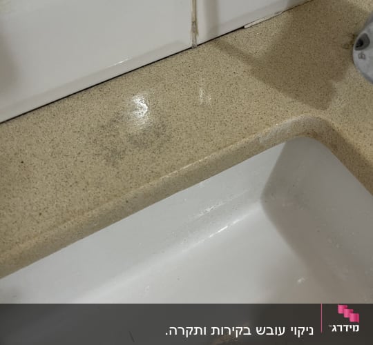 חיבור בין אריחים עם איטום בלוי
